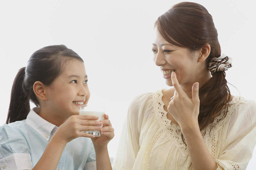 牛奶,东方人,儿童,牙齿,头发,两个人,捧,笑,微笑,露齿笑,横图,室内,白天,正面,杯子,亚洲,双手,指,休闲装,黄种人,方向,相视,小孩,黑色,水杯,手势,休闲,休闲服,指向,年轻女性,女孩,女人,女性,亚洲人,孩子,长发,齿,牙,牙龈,茶杯,端,端着,捧着,手捧,半身,彩图,女生