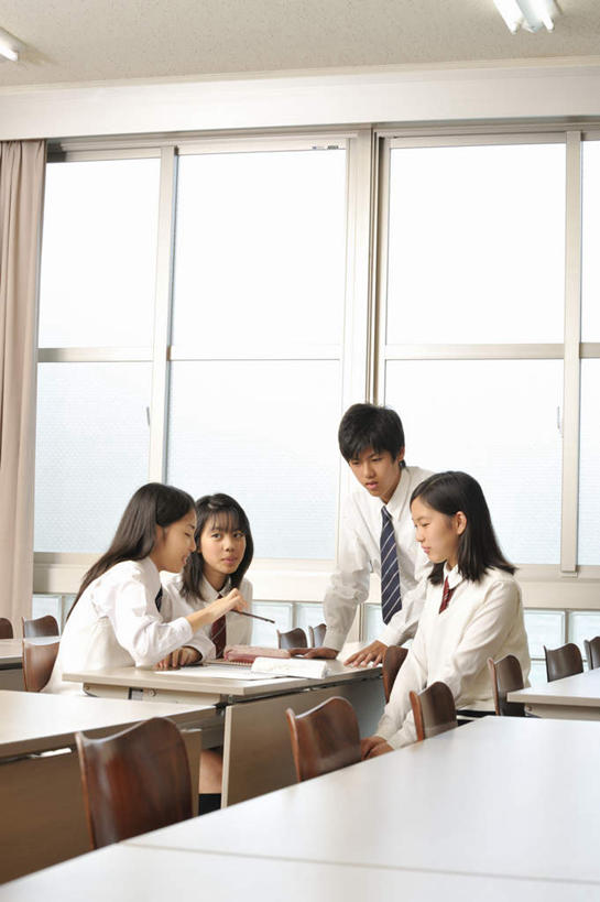 东方人,头发,四个人,学校,坐,说,竖图,室内,白天,正面,制服,窗户,窗帘,桌子,椅子,亚洲,双手,撑,木椅,灯光,黄种人,书桌,校园,顶灯,玻璃窗,灯,黑色,白板,课桌,灯具,靠,靠着,教室,校服,撑着,照明设备,记录板,记事板,交流,男人,男性,年轻男性,年轻女性,女人,女性,亚洲人,长发,沟通,讲话,交谈,说话,谈话,坐着,半身,彩图,短发