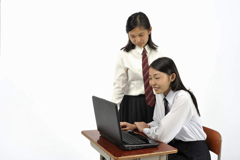 东方人,头发,两个人,伙伴,朋友,学生,站,坐,笑,微笑,露齿笑,横图,室内,白天,白色背景,正面,衬衫,制服,友谊,电脑,显示器,鼠标,键盘,桌子,椅子,亚洲,网络,木椅,领带,黄种人,输入设备,通讯设备,书桌,黑色,课桌,看,站着,同学,校服,台式电脑,摄影,影棚,操作,通信设备,输出设备,友情,年轻女性,女人,女性,亚洲人,长发,站立,坐着,半身,彩图,影棚拍摄,衬衣,拍摄