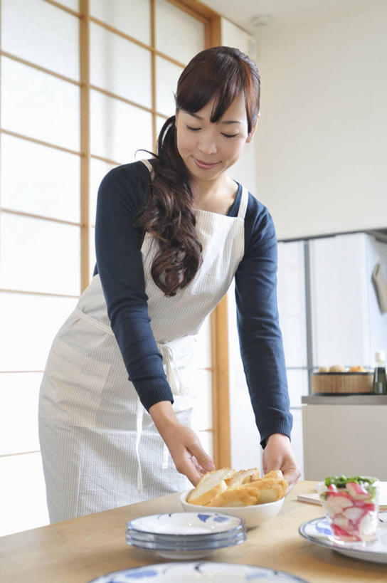 东方人,一个人,站,笑,微笑,竖图,室内,白天,仰视,烹饪,餐桌,门,桌子,餐具,亚洲,仅一个女性,仅一个人,拉门,弯腰,握,阴影,服装,反射,碟子,盘,围裙,影子,陶瓷,墙,日本料理,料理,食品,陶瓷制品,拿,拿着,注视,休闲装,黄种人,移门,菜肴,美食,墙壁,墙面,食物,衣服,白色,盘子,容器,碟,碗,日式料理,观察,看,站着,仅一个中年女性,休闲,日式,休闲服,握着,服饰,佳肴,餐台,观看,储藏,察看,储存,关注,弯身,障子,纸门,女人,女性,中年女性,亚洲人,站立,半身,彩图,低角度拍摄,贮存