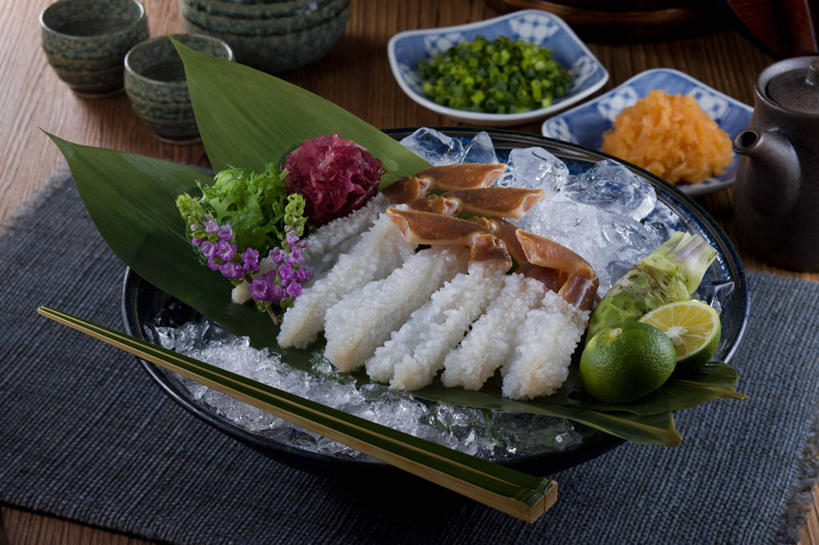 海鲜,清酒,生鱼片,无人,横图,俯视,室内,特写,白天,烹饪,餐桌,桌子,水果,叶子,一堆,许多,切开,阴影,堆叠,堆积,新鲜,装饰,盛开,反射,影子,陶瓷,冰,肉,生食,鱼肉,日本料理,鱼片,冰块,料理,食品,果实,绿叶,陶瓷制品,酒类,很多,花蕾,冷冻,水产,菜肴,美食,肉类,海洋生物,酒,酒瓶,花,花瓣,花朵,鲜花,食物,饮料,酒杯,瓶子,日式料理,花苞,花蕊,切,日式,嫩叶,寒冷,佳肴,有机食品,绿色食品,冷藏,餐台,堆,华丽,修饰,海参,点缀,冰冷,水生动物,海产品,水生物,棘皮动物,剖面,肉食,海底动物,切面,衬托,美观,雅致,雅观,酸橙,沙西米,保鲜,代代,刺海参,叶,叶片,橙子,橙,彩图,高角度拍摄,刺参,刺身,清酒瓶