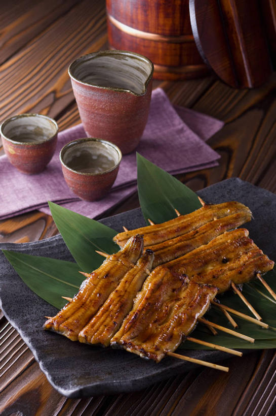 鳗鱼,清酒,无人,竖图,俯视,室内,特写,白天,烹饪,筷子,桌面,桌子,鳗鲡,餐具,叶子,一双,阴影,反射,木制,碟子,盘,影子,陶瓷,烤鱼,肉,鱼肉,日本料理,料理,食品,绿叶,陶瓷制品,酒类,文化,传统,菜肴,美食,肉类,酒,酒瓶,食物,饮料,紫色,盘子,餐巾,木制品,瓶子,碟,日式料理,四个,日式,嫩叶,佳肴,礼节,康吉鳗,礼仪,肉食,河鳗,白鳗,青鳝,风馒,保洁方巾,口布,叶,叶片,进餐用具,白鳝,彩图,高角度拍摄,清酒瓶