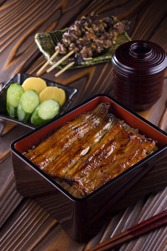 米饭,鳗鱼,无人,竖图,俯视,室内,特写,白天,烹饪,筷子,桌面,桌子,鳗鲡,柠檬,黄瓜,蔬菜,餐具,水果,五个,一双,许多,阴影,新鲜,反射,木制,碟子,盘,影子,陶瓷,烤鱼,肉,生食,鱼肉,日本料理,味增汤,料理,食品,果实,筷架,陶瓷制品,饭,筷枕,文化,蔬果,传统,菜肴,美食,肉类,食物,盘子,木制品,容器,碟,碗,日式料理,日式,佳肴,有机食品,绿色食品,储藏,礼节,筷子架,康吉鳗,五谷,储存,礼仪,肉食,河鳗,白鳗,青鳝,风馒,进餐用具,白鳝,益母果,柠果,青瓜,胡瓜,彩图,高角度拍摄,贮存