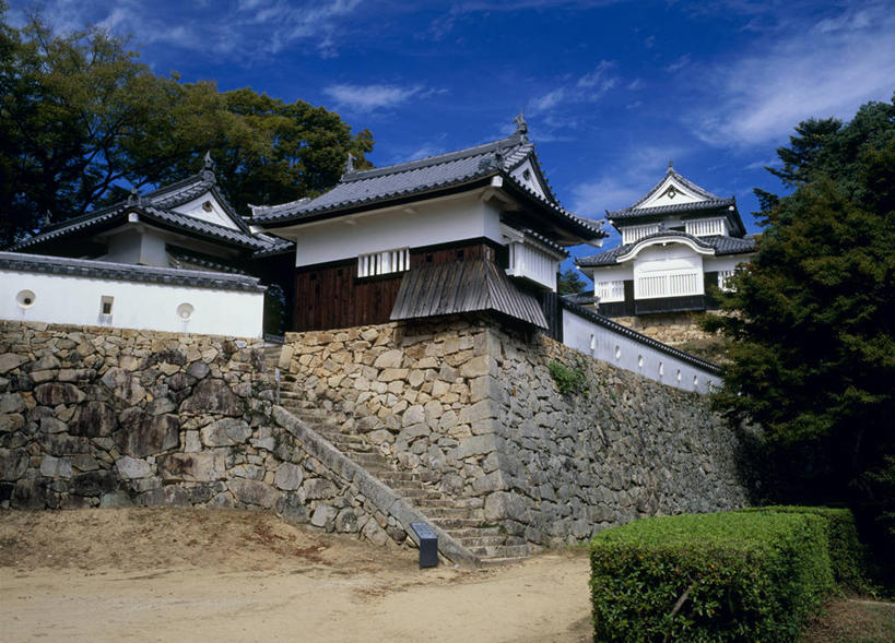 无人,横图,室外,白天,仰视,旅游,度假,石头,名胜古迹,植物,标志建筑,地标,建筑,日本,亚洲,阴影,遗迹,光线,石子,瓦片,影子,堡垒,城堡,墙,屋顶,云,云朵,云彩,顶棚,瓦,古迹,文物,娱乐,建设,古建筑,墙壁,墙面,树,树木,蓝色,绿色,白云,蓝天,天空,阳光,自然,天,享受,休闲,旅游胜地,放松,建造,生长,晴朗,成长,要塞,古文明,东亚,屋瓦,本州,松山城,本州岛,日本国,中国地方,冈山,冈山县,设防,石块,岩石,晴空,彩图,低角度拍摄,备中松山城,高梁城,高梁市