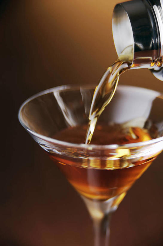 无人,竖图,俯视,室内,特写,白天,水,杯子,倒,阴影,飞溅,朦胧,模糊,溅,反射,高脚杯,液体,影子,水滴,调酒器,酒类,一杯,文化,玻璃制品,酒,水珠,饮料,两个,酒杯,鸡尾酒,调酒,创造,调酒壶,喷洒,想象,鸡尾酒杯,调酒瓶,雪克杯,雪克壶,摇酒壶,摇酒器,曼哈顿酒,玻璃杯,彩图,高角度拍摄