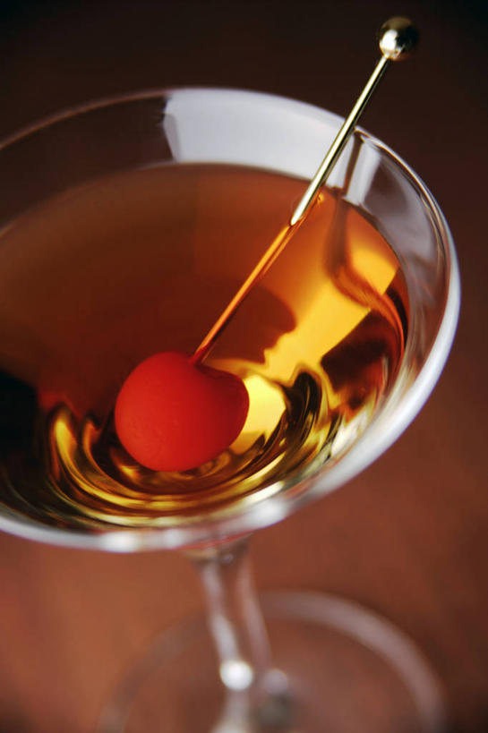 无人,竖图,俯视,室内,特写,白天,餐桌,桌子,樱桃,杯子,水果,阴影,朦胧,模糊,新鲜,反射,高脚杯,影子,生食,食品,果实,酒类,一杯,一颗,文化,玻璃制品,酒,食物,饮料,一个,红色,酒杯,鸡尾酒,调酒,有机食品,绿色食品,单个,餐台,创造,想象,鸡尾酒杯,曼哈顿酒,玻璃杯,樱珠,莺桃,英桃,楔桃,牛桃,荆桃,彩图,高角度拍摄