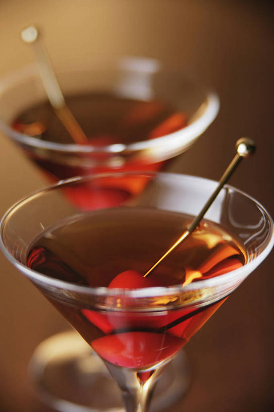 无人,竖图,俯视,室内,特写,白天,餐桌,桌子,樱桃,杯子,水果,阴影,朦胧,模糊,新鲜,反射,高脚杯,影子,生食,食品,果实,酒类,两杯,两颗,文化,玻璃制品,酒,食物,饮料,两个,酒杯,鸡尾酒,调酒,有机食品,绿色食品,餐台,创造,想象,鸡尾酒杯,曼哈顿酒,玻璃杯,樱珠,莺桃,英桃,楔桃,牛桃,荆桃,彩图,高角度拍摄