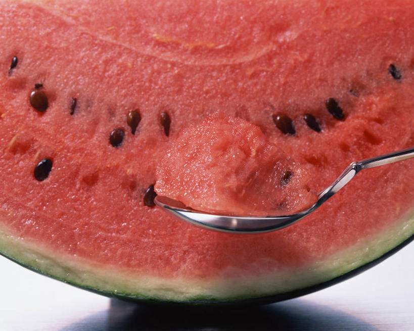 无人,横图,室内,特写,白天,正面,餐桌,桌子,西瓜,水果,一把,切开,阴影,新鲜,反射,影子,勺子,生食,食品,果实,半个,食物,红色,调羹,汤匙,西瓜子,切,一半,有机食品,绿色食品,餐台,剖面,切面,寒瓜,彩图