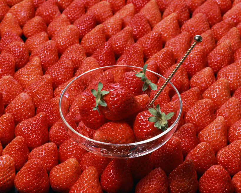 无人,横图,俯视,室内,特写,白天,兴奋,热情,草莓,浆果,水果,玻璃,一堆,许多,阴影,堆叠,堆积,新鲜,反射,影子,生食,食品,果实,开放,玻璃制品,食物,红色,容器,碗,健康,温暖,奔放,活力,积极,激情,朝气,有机食品,绿色食品,储藏,堆,暖色,吉祥,生命,储存,饱满,取食签,革命,热烈,赤色,充实,斗志,喜气,主动,洋莓,水果皇后,红莓,地莓,彩图,高角度拍摄,欢乐,贮存