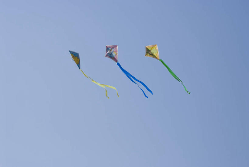 无人,横图,室外,特写,白天,仰视,游戏,阴影,光线,影子,玩,娱乐,三个,蓝色,蓝天,天空,阳光,风筝,天,休闲,放风筝,晴朗,活动,纸鸢,发泄,消遣,智力,放鹞子,鹞,鹞子,鸢,木鸢,万里无云,宣泄,晴空,晴空万里,玩耍,嬉戏,彩图,低角度拍摄