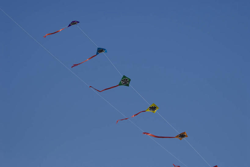 无人,横图,室外,特写,白天,仰视,游戏,许多,阴影,光线,影子,玩,娱乐,蓝色,蓝天,天空,阳光,风筝,天,休闲,放风筝,晴朗,活动,纸鸢,发泄,消遣,智力,放鹞子,鹞,鹞子,鸢,木鸢,万里无云,宣泄,晴空,晴空万里,玩耍,嬉戏,彩图,低角度拍摄