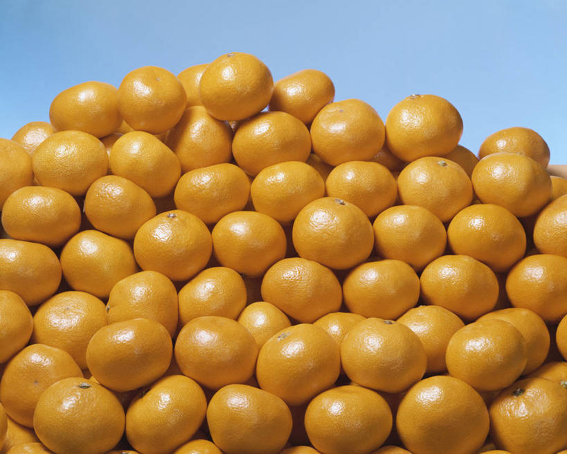 无人,横图,俯视,室内,特写,白天,幸福,水果,一堆,许多,阴影,堆叠,堆积,蓝色背景,新鲜,反射,影子,生食,食品,果实,辉煌,食物,温暖,橙色,摄影,活泼,有机食品,绿色食品,影棚,堆,华丽,暖色,甜橙,温情,炽热,响亮,跃动,甜蜜,橙子,橙,彩图,高角度拍摄,影棚拍摄,愉快,拍摄,鹄壳,黄橙,黄果,金橙,金环,金球,糖橙