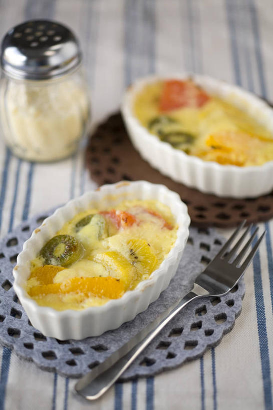 点心,面包,奶酪,无人,竖图,俯视,室内,特写,白天,烹饪,西餐,餐桌,桌子,餐具,阴影,朦胧,模糊,反射,叉子,影子,陶瓷,干酪,起司,料理,食品,面点,陶瓷制品,土豆泥,芝士,营养,菜肴,美食,食物,糕点,两个,瓶子,容器,碗,乳酪,西式,佳肴,餐台,储藏,乳制品,储存,发酵,餐叉,马铃薯泥,薯蓉,进餐用具,彩图,高角度拍摄,芝士焗土豆泥,贮存