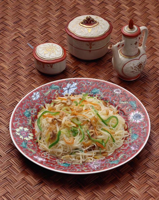 面食,面条,无人,竖图,俯视,室内,特写,白天,烹饪,中餐,餐桌,桌子,杯子,餐具,阴影,反射,布料,碟子,壶,盘,影子,面,料理,食品,布纹,菜肴,美食,米粉,水壶,桌布,食物,盘子,餐巾,茶壶,容器,水杯,碟,台布,中式,佳肴,餐台,茶杯,餐桌布,彩图,高角度拍摄,桂林米粉,米面