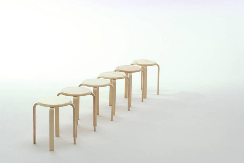 无人,横图,俯视,室内,白天,静物,椅子,一排,许多,阴影,灰色背景,整齐,反射,木制,影子,排列,木制品,摄影,影棚,吧椅,队列,吧台椅,酒吧椅,彩图,高角度拍摄,影棚拍摄,拍摄