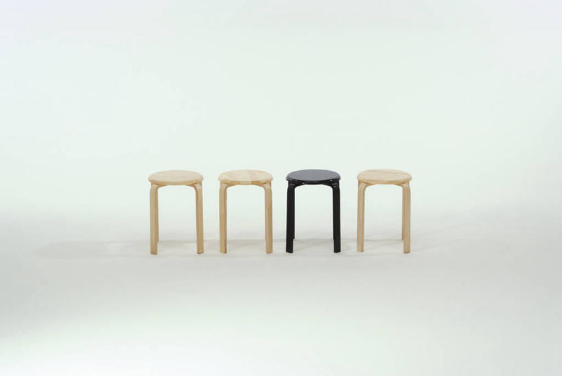 无人,横图,室内,白天,正面,静物,椅子,一排,阴影,灰色背景,整齐,反射,木制,影子,四把,排列,黄色,黑色,木制品,摄影,影棚,吧椅,队列,吧台椅,酒吧椅,彩图,影棚拍摄,拍摄