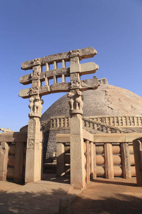 无人,寺庙,竖图,室外,白天,仰视,旅游,度假,名胜古迹,标志建筑,地标,建筑,印度,亚洲,阴影,节日,遗迹,光线,影子,燃烧,古迹,文化,文物,娱乐,建设,古建筑,蓝色,蓝天,天空,阳光,香火,庙宇,天,祈祷,享受,休闲,健康,旅游胜地,放松,许愿,宗教,信仰,晴朗,纪念,祈求,南亚,古文明,万里无云,首府,印度共和国,中央邦,博帕尔,平安,晴空,晴空万里,彩图,低角度拍摄,庙,寺,桑吉