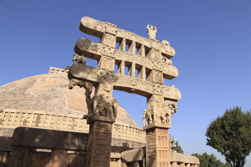 无人,寺庙,横图,室外,白天,仰视,旅游,度假,名胜古迹,植物,标志建筑,地标,建筑,印度,亚洲,阴影,节日,遗迹,光线,影子,燃烧,古迹,文化,文物,娱乐,建设,古建筑,树,树木,蓝色,绿色,蓝天,天空,阳光,自然,香火,庙宇,天,祈祷,享受,休闲,健康,旅游胜地,放松,许愿,宗教,信仰,生长,晴朗,成长,纪念,祈求,南亚,古文明,万里无云,首府,印度共和国,中央邦,博帕尔,平安,晴空,晴空万里,彩图,低角度拍摄,庙,寺,桑吉