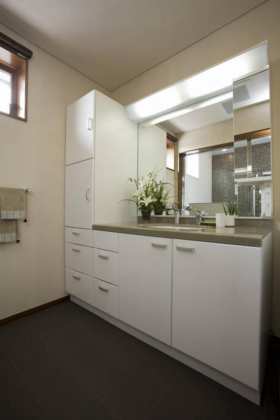 无人,家,竖图,室内,白天,正面,智慧,别墅,柜子,家具,镜子,卫生间,洗手间,浴室,装修,建筑,花瓶,叶子,欧式,艺术,装饰,盛开,纺织物,水槽,水龙头,陶瓷,房屋,墙,屋子,公寓,绿叶,陶瓷制品,储物柜,豪华,花蕾,文化,建设,现代,水斗,装潢,洋房,楼房,开关,墙壁,墙面,住宅,花,花瓣,花朵,鲜花,一个,白色,插花,瓶子,毛巾,室内装潢,花苞,花蕊,打开,清洁,嫩叶,单个,保暖,插花艺术,样板房,明亮,阀门,镜像,创造,舒适,家居装潢,开启,镜面,储存,创作,房屋设计,地中海风格,古典风格,简约风格,想象,室内设计,宽敞,透气,防水,样板房装潢,水咀,储水,耐磨,吸水,储备,蕴藏,贮备,设计,厕所,淋浴房,叶,叶片,彩图,冲凉房,房子,沐浴间,沐浴室,贮存