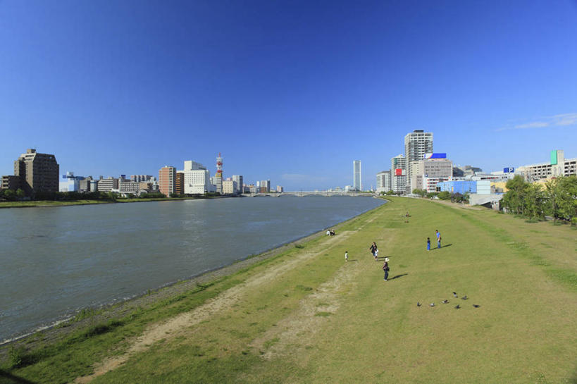 无人,高楼大厦,横图,室外,白天,正面,度假,草地,草坪,河流,美景,水,植物,城市风光,城市,大厦,建筑,摩天大楼,长野县,日本,亚洲,阴影,波纹,光线,影子,河水,景观,水流,涟漪,娱乐,建设,草,树,树木,蓝色,绿色,倒影,蓝天,水纹,天空,阳光,自然,波浪,天,享受,休闲,景色,放松,生长,晴朗,成长,倒映,东亚,本州,万里无云,本州岛,日本国,中部地方,水晕,长野,新潟,新潟县,反照,信浓川,晴空,晴空万里,彩图,大楼,高层建筑,高楼,摩天楼