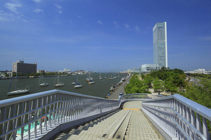 无人,高楼大厦,栏杆,横图,室外,白天,正面,度假,河流,石头,美景,水,植物,楼梯,城市风光,标志建筑,城市,大厦,地标,建筑,摩天大楼,日本,亚洲,阴影,光线,扶手,石子,影子,阶梯,河水,景观,水流,云,云朵,桥,云彩,娱乐,建设,石桥,护栏,拱桥,台阶,栈桥,树,树木,蓝色,绿色,白云,蓝天,天空,阳光,自然,天,享受,休闲,景色,放松,拱形,生长,晴朗,成长,人行桥,石拱桥,东亚,本州,本州岛,日本国,中部地方,新潟,新潟县,石块,晴空,彩图,大楼,高层建筑,高楼,摩天楼,朱鹭展览馆