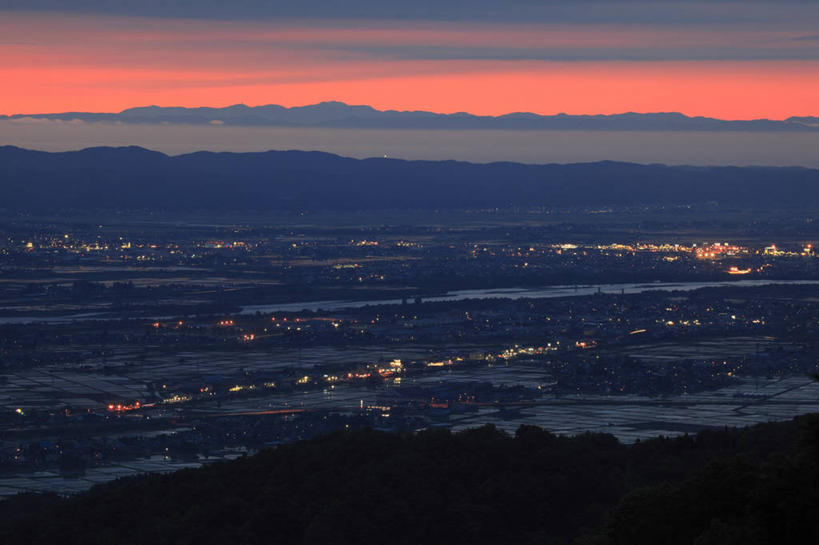 无人,家,横图,俯视,航拍,室外,白天,旅游,度假,河流,美景,日落,山,山脉,水,植物,日本,亚洲,房屋,屋子,河水,景观,山峰,水流,晚霞,霞光,落日,山峦,背光,娱乐,楼房,住宅,树,树木,绿色,自然,黄昏,群山,享受,休闲,景色,彩霞,放松,生长,成长,鸟瞰,自然风光,逆光,东亚,本州,本州岛,日本国,中部地方,新潟,新潟县,夕照,薄暮,夕阳,彩图,高角度拍摄,傍晚,房子,小千谷市,中越地方,斜阳