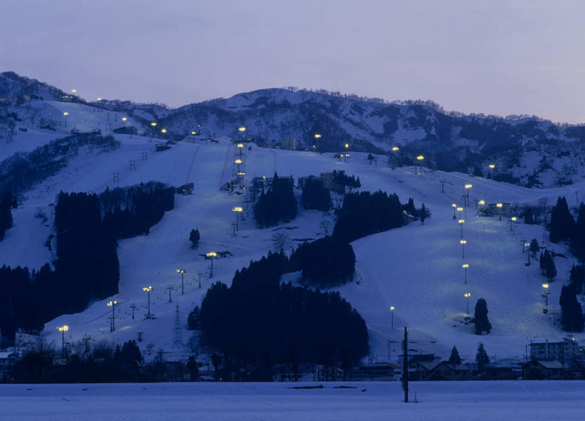 无人,横图,室外,白天,仰视,旅游,度假,日出,石头,美景,森林,山,树林,太阳,雪,雪山,植物,大雪,路灯,照明,日本,亚洲,阴影,光线,石子,影子,冰,积雪,景观,山峰,雪景,冬季,冬天,灯光,朝霞,晨曦,黎明,山峦,娱乐,灯,树,树木,蓝色,绿色,蓝天,天空,阳光,自然,天,享受,休闲,景色,放松,寒冷,生长,晴朗,成长,照亮,冰冷,照明设备,自然风光,东亚,本州,万里无云,本州岛,日本国,中部地方,新潟,新潟县,严寒,冰凉,酷寒,凛冽,凛凛,极冷,石块,岩石,朝阳,晴空,晴空万里,彩图,低角度拍摄,卯时,破晓,日始,中越地方,南鱼沼市
