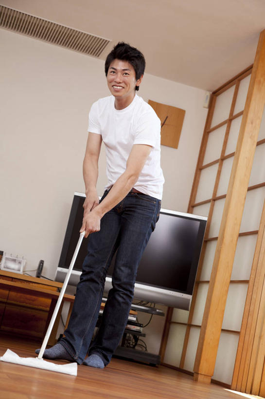 东方人,一个人,站,笑,微笑,露齿笑,竖图,室内,白天,仰视,地板,门,亚洲,仅一个男性,仅一个人,仅一个中年男性,拉门,弯腰,握,服装,裤子,工具,墙,地面,拿,拿着,注视,牛仔裤,休闲装,黄种人,移门,木地板,拖把,墙壁,墙面,衣服,观察,看,清洁,站着,休闲,休闲服,握着,服饰,打扫,观看,察看,卫生,关注,保洁,清扫,弯身,障子,纸门,扫除,男人,男性,中年男性,亚洲人,站立,彩图,低角度拍摄,全身