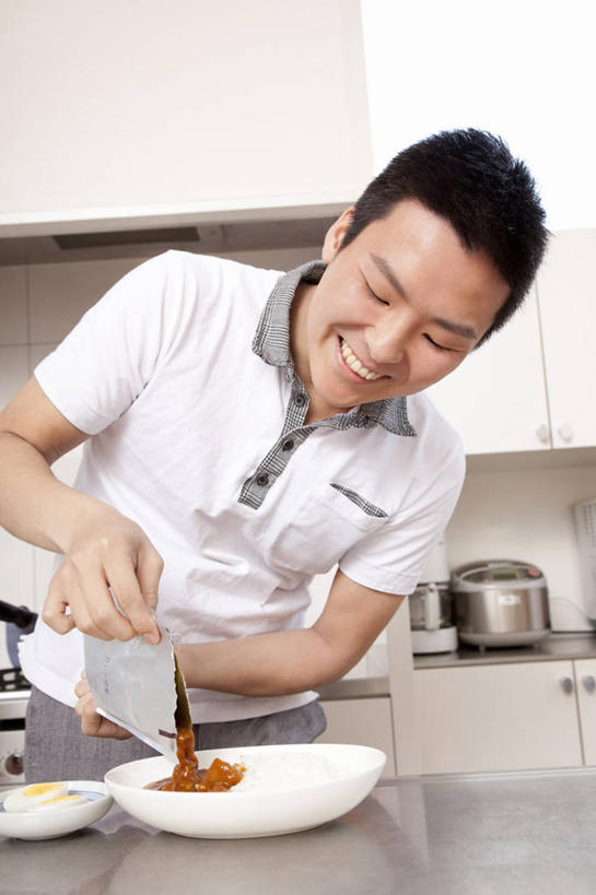 咖哩,东方人,一个人,站,笑,微笑,露齿笑,竖图,室内,白天,仰视,烹饪,厨房,桌面,桌子,土豆,亚洲,仅一个男性,仅一个人,弯腰,握,服装,陶瓷,墙,调料,鸡肉,肉,料理,食品,陶瓷制品,调味品,拿,调味料,拿着,注视,休闲装,黄种人,咖喱,菜肴,美食,肉类,墙壁,墙面,食物,仅一个年轻男性,衣服,容器,碗,观察,看,站着,休闲,休闲服,握着,服饰,佳肴,观看,储藏,察看,储存,关注,肉食,咖喱鸡,咖喱鸡块,馍馍蛋,弯身,印度菜,印度料理,男人,男性,年轻男性,亚洲人,洋芋,山药蛋,马铃薯,站立,半身,彩图,低角度拍摄,灶间,厨房料理台,贮存,料理台