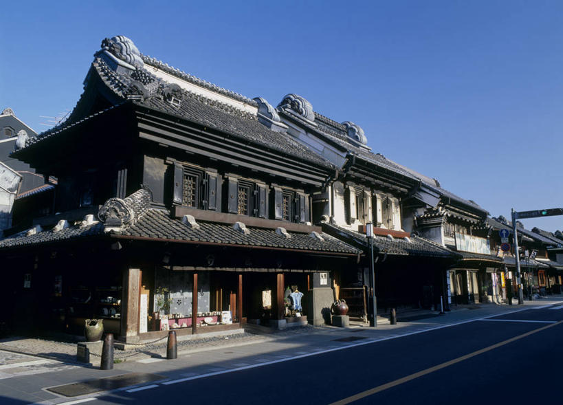 无人,家,横图,室外,白天,正面,旅游,度假,名胜古迹,标志建筑,道路,地标,建筑,路,公路,日本,亚洲,阴影,遗迹,光线,瓦片,影子,房屋,墙,屋顶,屋子,分界线,停车线,交通,仓库,顶棚,瓦,古迹,文物,娱乐,建设,古建筑,楼房,墙壁,墙面,住宅,蓝色,蓝天,天空,阳光,天,享受,休闲,旅游胜地,放松,建造,晴朗,车行道,车行道分界线,标线,古文明,东亚,车行线,屋瓦,本州,万里无云,关东地方,本州岛,日本国,崎玉,崎玉县,川越,川越市,晴空,晴空万里,马路,彩图,房子