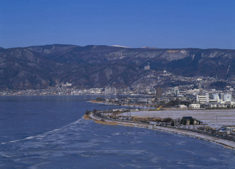 无人,家,横图,室外,白天,正面,旅游,度假,湖,湖泊,美景,山,山脉,水,长野县,日本,亚洲,阴影,光线,影子,房屋,屋子,湖面,景观,山峰,水流,水面,山峦,娱乐,楼房,住宅,蓝色,蓝天,天空,阳光,自然,湖水,群山,天,享受,休闲,景色,放松,晴朗,自然风光,东亚,本州,万里无云,本州岛,日本国,中部地方,长野,诹访,诹访市,诹访湖,晴空,晴空万里,彩图,房子