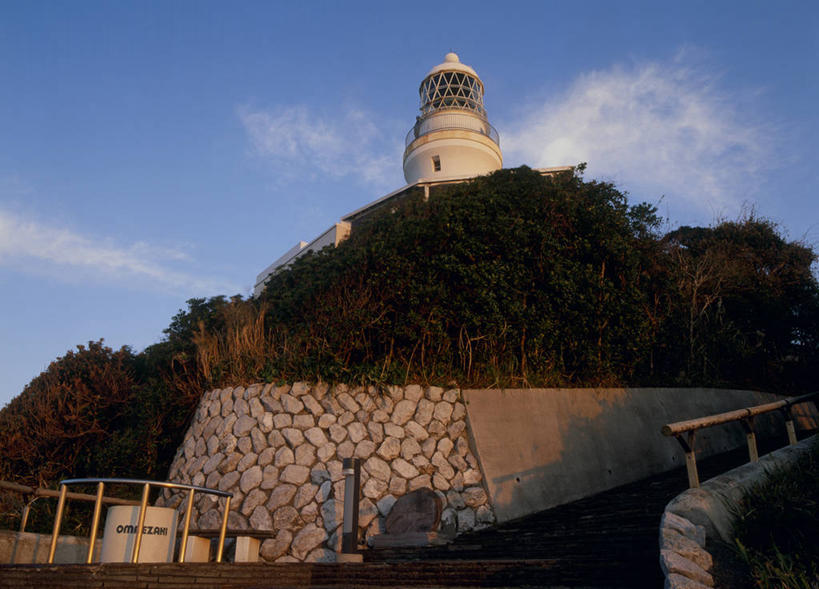 无人,栏杆,横图,室外,白天,仰视,旅游,度假,山,山脉,标志建筑,道路,地标,建筑,静冈县,日本,亚洲,阴影,光线,信息,影子,墙,山峰,云,云朵,围栏,灯塔,交通,山峦,云彩,方向,娱乐,建设,护栏,墙壁,墙面,蓝色,白云,蓝天,天空,阳光,群山,天,享受,休闲,旅游胜地,放松,晴朗,引导,指引,东亚,本州,本州岛,日本国,中部地方,静冈,航标,晴空,彩图,低角度拍摄,御前埼灯塔,御前崎,御前崎市,导航