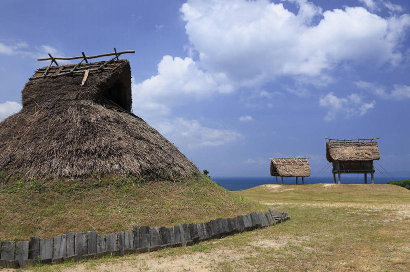 无人,横图,室外,白天,正面,旅游,度假,海浪,海洋,美景,名胜古迹,标志建筑,地标,建筑,日本,亚洲,阴影,遗迹,光线,影子,草屋,景观,浪花,云,云朵,云彩,古迹,文物,娱乐,建设,古建筑,蓝色,白云,蓝天,天空,阳光,自然,海水,天,享受,休闲,旅游胜地,景色,放松,晴朗,自然风光,海景,古文明,东亚,本州,本州岛,日本国,中国地方,鸟取,鸟取县,大海,风浪,海,海水的波动,近岸浪,涌浪,晴空,彩图,茅舍,茅屋,大山町,西伯郡,妻木晚田遗迹