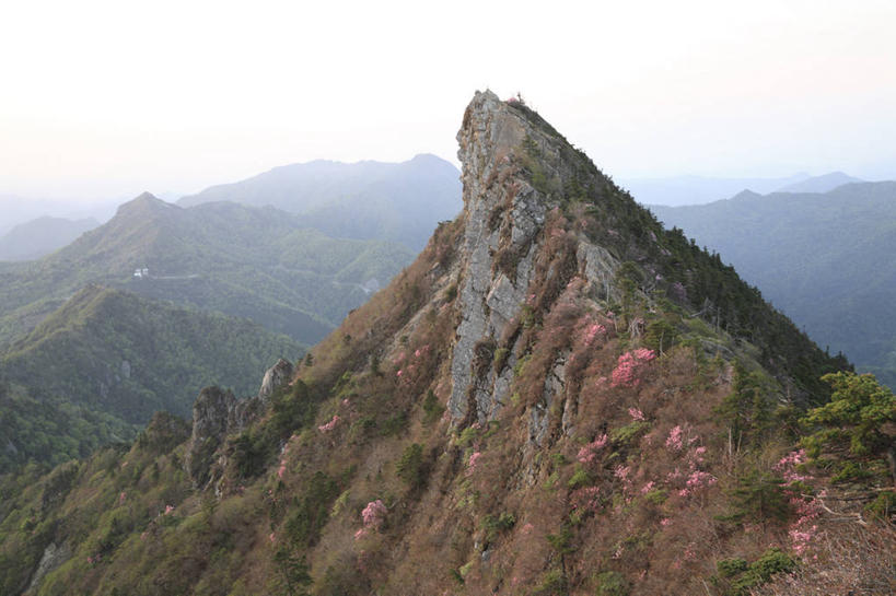 无人,横图,室外,白天,正面,旅游,度假,石头,美景,山,山脉,爱媛县,日本,亚洲,阴影,光线,石子,影子,景观,山峰,山峦,娱乐,蓝色,蓝天,天空,阳光,自然,群山,天,享受,休闲,景色,放松,晴朗,自然风光,东亚,万里无云,日本国,爱媛,四国地方,四国,四国岛,石块,晴空,晴空万里,彩图,西条市,久万高原町,上浮穴郡,石锤山