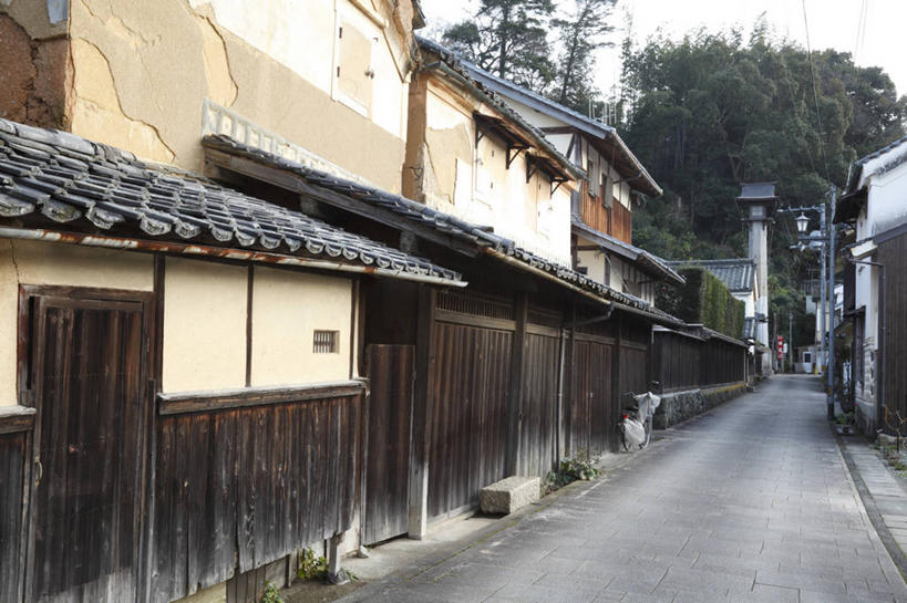 无人,家,横图,室外,白天,正面,消失点,旅游,度假,植物,标志建筑,道路,地标,建筑,路,爱媛县,日本,亚洲,阴影,光线,影子,房屋,墙,屋子,公寓,小路,交通,娱乐,建设,洋房,楼房,墙壁,墙面,住宅,树,树木,蓝色,绿色,蓝天,天空,阳光,自然,天,享受,休闲,旅游胜地,放松,生长,晴朗,成长,东亚,万里无云,日本国,爱媛,四国地方,四国,四国岛,晴空,晴空万里,彩图,没影点,灭点,房子,大洲市