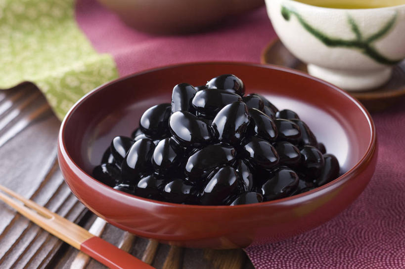 无人,横图,俯视,室内,特写,白天,烹饪,植物,餐桌,筷子,桌子,豆,蔬菜,餐具,一堆,一双,许多,阴影,堆叠,堆积,朦胧,模糊,新鲜,反射,木制,布料,碟子,盘,影子,陶瓷,豆类,豆子,黑豆,日本料理,料理,食品,陶瓷制品,布纹,文化,传统,菜肴,美食,桌布,食物,红色,黑色,盘子,餐巾,木制品,容器,碟,台布,碗,日式料理,日式,佳肴,有机食品,绿色食品,餐台,储藏,堆,礼节,储存,礼仪,豆科,乌豆,乌大豆,进餐用具,餐桌布,彩图,高角度拍摄,丹波黑大豆,丹波黑豆,贮存