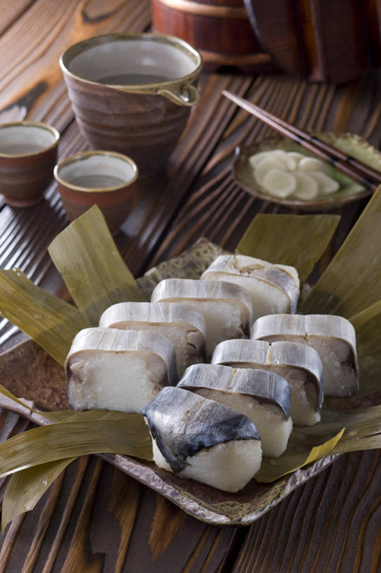 米饭,清酒,寿司,无人,竖图,俯视,室内,特写,白天,烹饪,餐桌,筷子,桌子,餐具,叶子,一排,许多,阴影,整齐,反射,木制,影子,陶瓷,肉,鱼肉,日本料理,料理,食品,绿叶,陶瓷制品,酒类,饭,文化,传统,菜肴,美食,肉类,酒,酒瓶,食物,饮料,排列,酒杯,木制品,瓶子,日式料理,日式,嫩叶,佳肴,餐台,礼节,五谷,队列,醋饭,礼仪,肉食,四喜饭,叶,叶片,进餐用具,彩图,高角度拍摄,清酒瓶