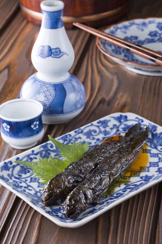 鳗鱼,无人,竖图,俯视,室内,特写,白天,烹饪,餐桌,筷子,桌子,鳗鲡,餐具,叶子,两条,阴影,装饰,反射,木制,碟子,盘,影子,陶瓷,调料,肉,鱼肉,日本料理,料理,食品,绿叶,陶瓷制品,调味品,调味料,文化,传统,酱油,菜肴,美食,肉类,酒瓶,食物,盘子,酒杯,木制品,瓶子,碟,日式料理,日式,嫩叶,佳肴,餐台,礼节,华丽,修饰,康吉鳗,点缀,礼仪,肉食,河鳗,衬托,美观,雅致,雅观,白鳗,青鳝,风馒,豉油,叶,叶片,进餐用具,白鳝,彩图,高角度拍摄,清酒瓶