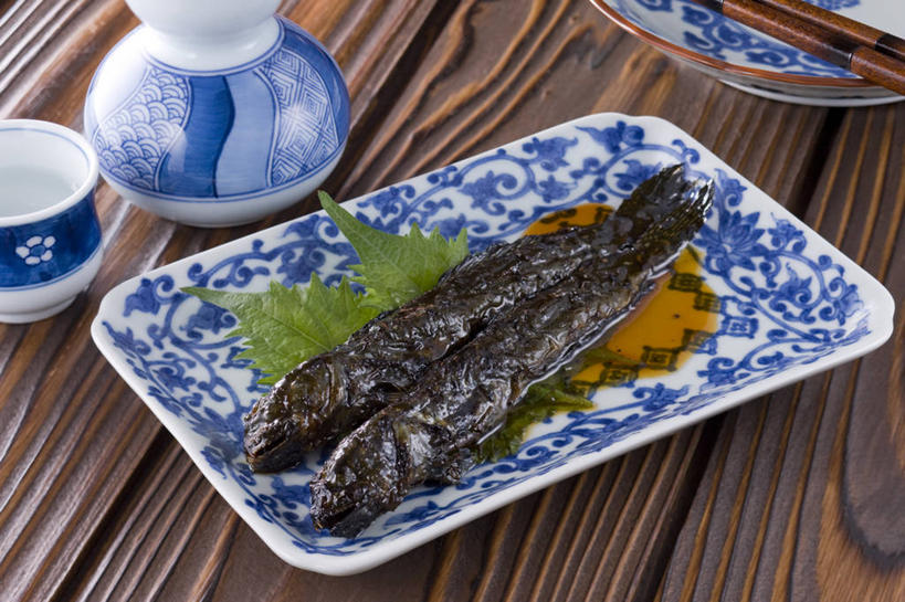 鳗鱼,无人,横图,俯视,室内,特写,白天,烹饪,餐桌,筷子,桌子,鳗鲡,餐具,叶子,两条,阴影,装饰,反射,木制,碟子,盘,影子,陶瓷,调料,肉,鱼肉,日本料理,料理,食品,绿叶,陶瓷制品,调味品,调味料,文化,传统,酱油,菜肴,美食,肉类,酒瓶,食物,盘子,酒杯,木制品,瓶子,碟,日式料理,日式,嫩叶,佳肴,餐台,礼节,华丽,修饰,康吉鳗,点缀,礼仪,肉食,河鳗,衬托,美观,雅致,雅观,白鳗,青鳝,风馒,豉油,叶,叶片,进餐用具,白鳝,彩图,高角度拍摄,清酒瓶