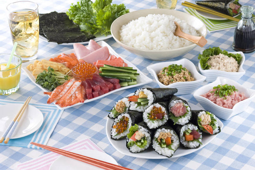 海鲜,米饭,寿司,果汁,无人,横图,俯视,室内,特写,白天,烹饪,餐桌,筷子,桌子,黄瓜,蔬菜,杯子,餐具,一堆,许多,阴影,堆叠,堆积,新鲜,反射,碟子,盘,影子,勺子,陶瓷,生菜,莴苣,海苔,肉,鱼卵,鱼肉,日本料理,料理,食品,陶瓷制品,饮品,紫菜,饭,鲔鱼,鱼籽,文化,传统,火腿,水产,猪肉,金枪鱼,菜肴,美食,肉类,海洋生物,玻璃制品,食物,腌制,饮料,盘子,容器,水杯,调羹,碟,汤匙,碗,日式料理,日式,佳肴,有机食品,绿色食品,餐台,储藏,堆,礼节,五谷,吞拿鱼,储存,可口,水生动物,海产品,醋饭,礼仪,水生物,肉食,海底动物,豚肉,春菜,鹅仔菜,莴仔菜,千金菜,叶用莴苣,适口,四喜饭,熏制,火肉,兰熏,猪腿,玻璃杯,进餐用具,青瓜,胡瓜,彩图,高角度拍摄,条斑紫菜,手卷寿司,贮存