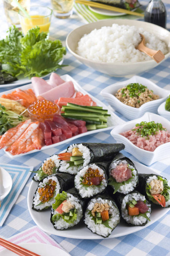 海鲜,米饭,寿司,果汁,无人,竖图,俯视,室内,特写,白天,烹饪,餐桌,筷子,桌子,黄瓜,蔬菜,杯子,餐具,一堆,许多,阴影,堆叠,堆积,新鲜,反射,碟子,盘,影子,勺子,陶瓷,生菜,莴苣,海苔,肉,鱼卵,鱼肉,日本料理,橙汁,料理,食品,陶瓷制品,饮品,紫菜,饭,鲔鱼,鱼籽,文化,传统,火腿,水产,猪肉,金枪鱼,菜肴,美食,肉类,海洋生物,玻璃制品,食物,腌制,饮料,盘子,容器,水杯,调羹,碟,汤匙,碗,日式料理,日式,佳肴,有机食品,绿色食品,餐台,储藏,堆,礼节,五谷,吞拿鱼,甜橙,储存,可口,水生动物,海产品,醋饭,礼仪,水生物,肉食,海底动物,豚肉,春菜,鹅仔菜,莴仔菜,千金菜,叶用莴苣,适口,四喜饭,熏制,火肉,兰熏,猪腿,玻璃杯,进餐用具,橙子,橙,青瓜,胡瓜,彩图,高角度拍摄,鹄壳,黄橙,黄果,金橙,金环,金球,糖橙,条斑紫菜,手卷寿司,贮存