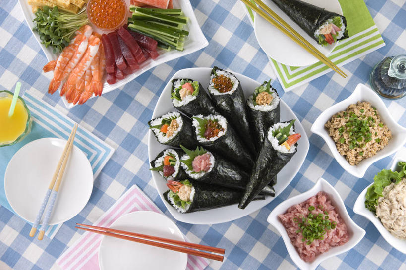 海鲜,米饭,寿司,果汁,无人,横图,俯视,室内,特写,白天,烹饪,餐桌,筷子,桌子,黄瓜,蔬菜,杯子,餐具,一堆,许多,阴影,堆叠,堆积,新鲜,反射,碟子,盘,影子,勺子,陶瓷,生菜,莴苣,海苔,肉,鱼卵,鱼肉,日本料理,橙汁,料理,食品,陶瓷制品,饮品,紫菜,饭,鲔鱼,鱼籽,文化,传统,火腿,水产,猪肉,金枪鱼,菜肴,美食,肉类,海洋生物,玻璃制品,食物,腌制,饮料,盘子,容器,水杯,调羹,碟,汤匙,碗,日式料理,日式,佳肴,有机食品,绿色食品,餐台,储藏,堆,礼节,五谷,吞拿鱼,甜橙,储存,可口,水生动物,海产品,醋饭,礼仪,水生物,肉食,海底动物,豚肉,春菜,鹅仔菜,莴仔菜,千金菜,叶用莴苣,适口,四喜饭,熏制,火肉,兰熏,猪腿,玻璃杯,进餐用具,橙子,橙,青瓜,胡瓜,彩图,高角度拍摄,鹄壳,黄橙,黄果,金橙,金环,金球,糖橙,条斑紫菜,手卷寿司,贮存