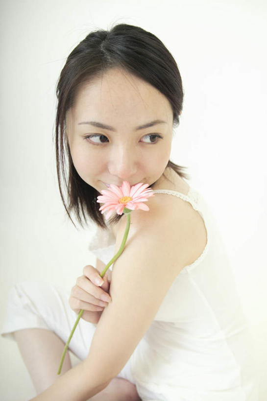 东方人,头发,一个人,坐,笑,微笑,竖图,室内,白天,白色背景,侧面,吊带,亚洲,仅一个年轻女性,仅一个女性,仅一个人,握,服装,拿,拿着,注视,休闲装,黄种人,雏菊,花,衣服,粉色,黑色,观察,看,休闲,休闲服,握着,摄影,服饰,影棚,观看,察看,关注,年轻女性,女人,女性,亚洲人,长发,坐着,半身,彩图,影棚拍摄,拍摄