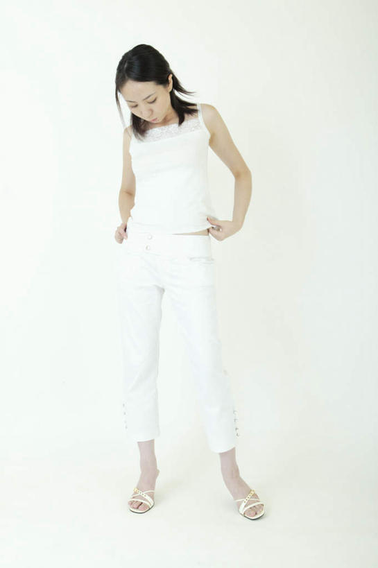 东方人,头发,一个人,站,竖图,室内,白天,白色背景,正面,吊带,亚洲,仅一个年轻女性,仅一个女性,仅一个人,服装,注视,休闲装,黄种人,手叉腰,衣服,白色,黑色,叉腰,低头,观察,看,站着,休闲,休闲服,摄影,服饰,影棚,观看,减肥,察看,关注,年轻女性,女人,女性,亚洲人,长发,站立,彩图,全身,影棚拍摄,拍摄