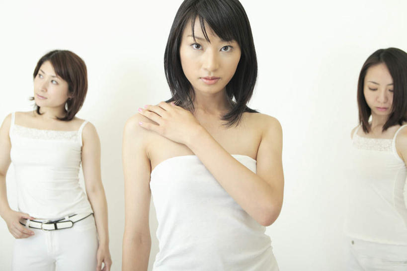 东方人,头发,三个人,伙伴,朋友,站,闭眼,横图,室内,白天,白色背景,正面,锻炼,瑜伽,友谊,运动,吊带,亚洲,服装,注视,休闲装,黄种人,衣服,白色,黑色,抹胸,观察,看,站着,休闲,休闲服,养生,摄影,服饰,影棚,观看,减肥,察看,关注,体育,友情,年轻女性,女人,女性,亚洲人,长发,闭眼睛,闭着眼,闭着眼睛,抬头,仰头,站立,半身,彩图,影棚拍摄,健身,拍摄