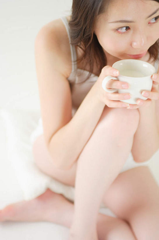 东方人,头发,一个人,坐,捧,竖图,俯视,室内,白天,杯子,亚洲,仅一个年轻女性,仅一个女性,仅一个人,服装,注视,休闲装,黄种人,衣服,黑色,水杯,观察,看,休闲,温馨,休闲服,斜视,服饰,观看,察看,关注,年轻女性,女人,女性,亚洲人,长发,茶杯,端,端着,捧着,手捧,坐着,半身,彩图,高角度拍摄