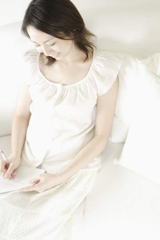 东方人,头发,一个人,坐,笑,微笑,露齿笑,竖图,室内,白天,正面,靠垫,沙发,亚洲,仅一个年轻女性,仅一个女性,仅一个人,握,写,服装,笔,靠枕,圆珠笔,拿,拿着,注视,休闲装,黄种人,衣服,白色,黑色,垫子,枕头,低头,观察,看,靠,靠着,休闲,休闲服,握着,服饰,观看,察看,关注,布艺沙发,年轻女性,女人,女性,亚洲人,长发,坐着,半身,彩图