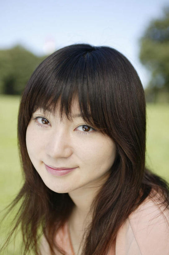 东方人,头发,一个人,笑,微笑,竖图,室外,特写,白天,正面,草地,草坪,美景,植物,亚洲,仅一个年轻女性,仅一个女性,仅一个人,服装,景观,注视,休闲装,黄种人,草,衣服,蓝色,绿色,黑色,蓝天,天空,自然,天,观察,看,休闲,休闲服,景色,服饰,观看,察看,关注,自然风光,年轻女性,女人,女性,亚洲人,长发,半身,彩图