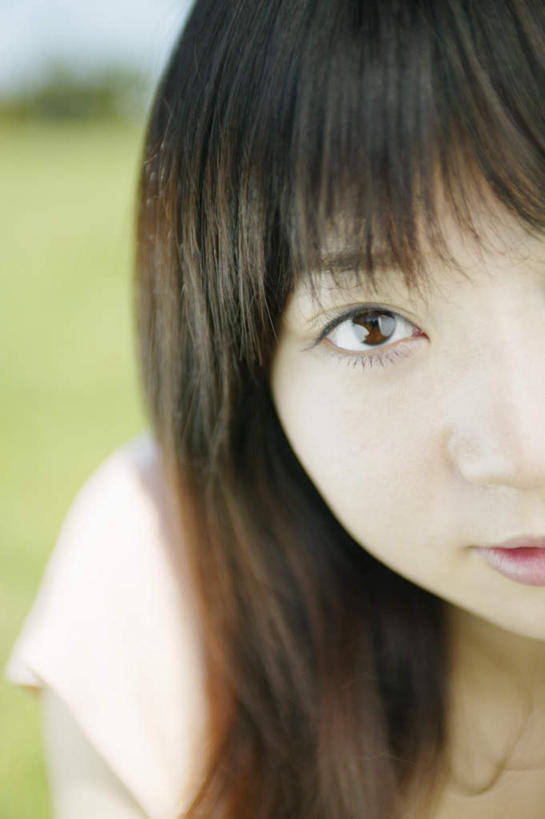 东方人,眼睛,头发,一个人,蹲,竖图,室外,特写,白天,正面,美景,亚洲,仅一个年轻女性,仅一个女性,仅一个人,服装,景观,注视,休闲装,黄种人,衣服,蓝色,黑色,蓝天,天空,自然,天,观察,看,休闲,休闲服,景色,安静,服饰,观看,察看,关注,自然风光,年轻女性,女人,女性,亚洲人,长发,蹲着,彩图