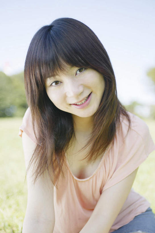 东方人,头发,一个人,蹲,笑,微笑,露齿笑,竖图,室外,白天,正面,美景,亚洲,仅一个年轻女性,仅一个女性,仅一个人,服装,景观,注视,休闲装,黄种人,衣服,蓝色,黑色,蓝天,天空,自然,天,观察,看,休闲,休闲服,景色,服饰,观看,察看,关注,自然风光,年轻女性,女人,女性,亚洲人,长发,蹲着,半身,彩图